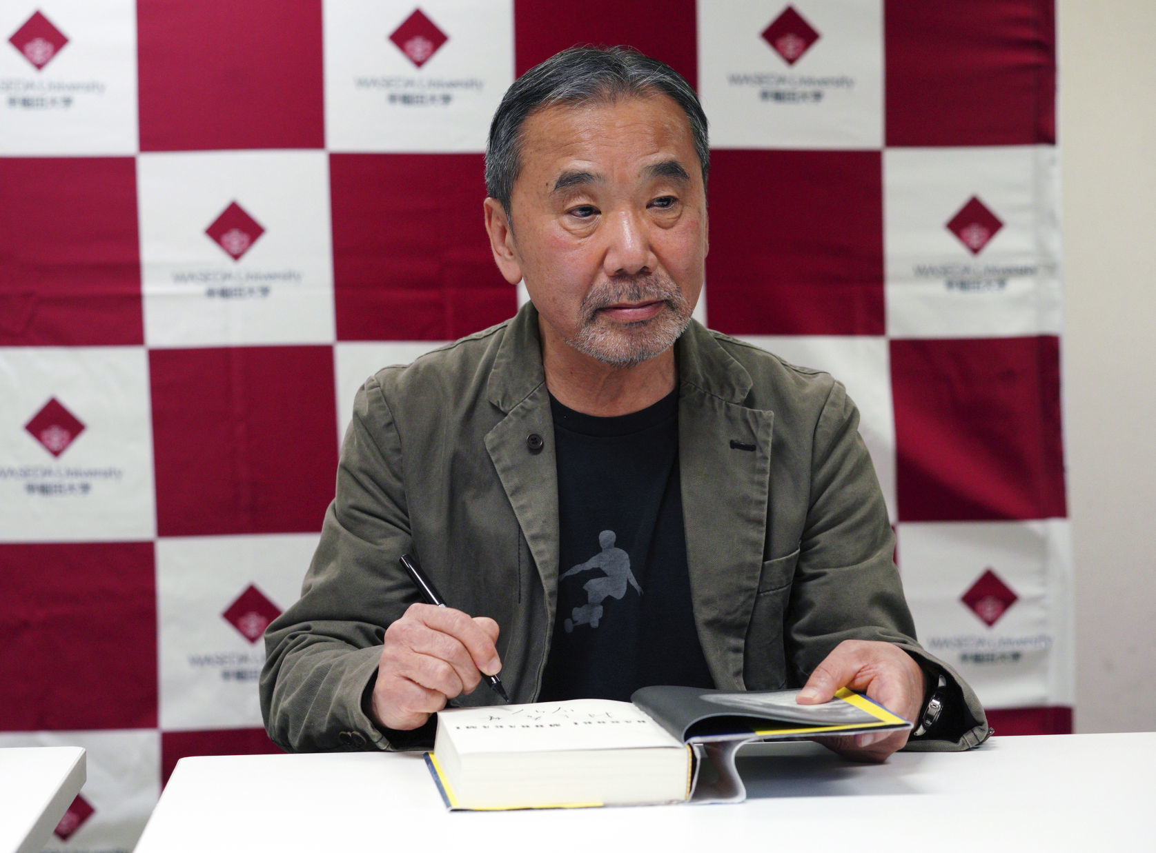 110818-blm-lif-murakami